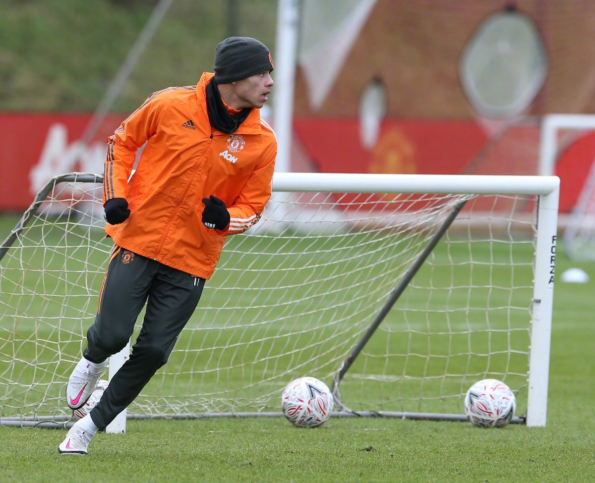 九游下载安装-关键时刻华盛顿奇才备战足总杯，队长鼓劲细节曝光，引发热议，身体对抗强度拉满(在1996年足总杯决赛中谁为曼联队攻入制胜球)