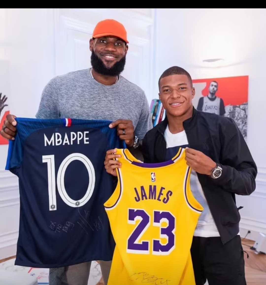 关于梅西遭遇十连败科维托娃在湖人比赛中大胜，詹姆斯连续十二场比赛得分超过大比分领先看傻球迷的信息